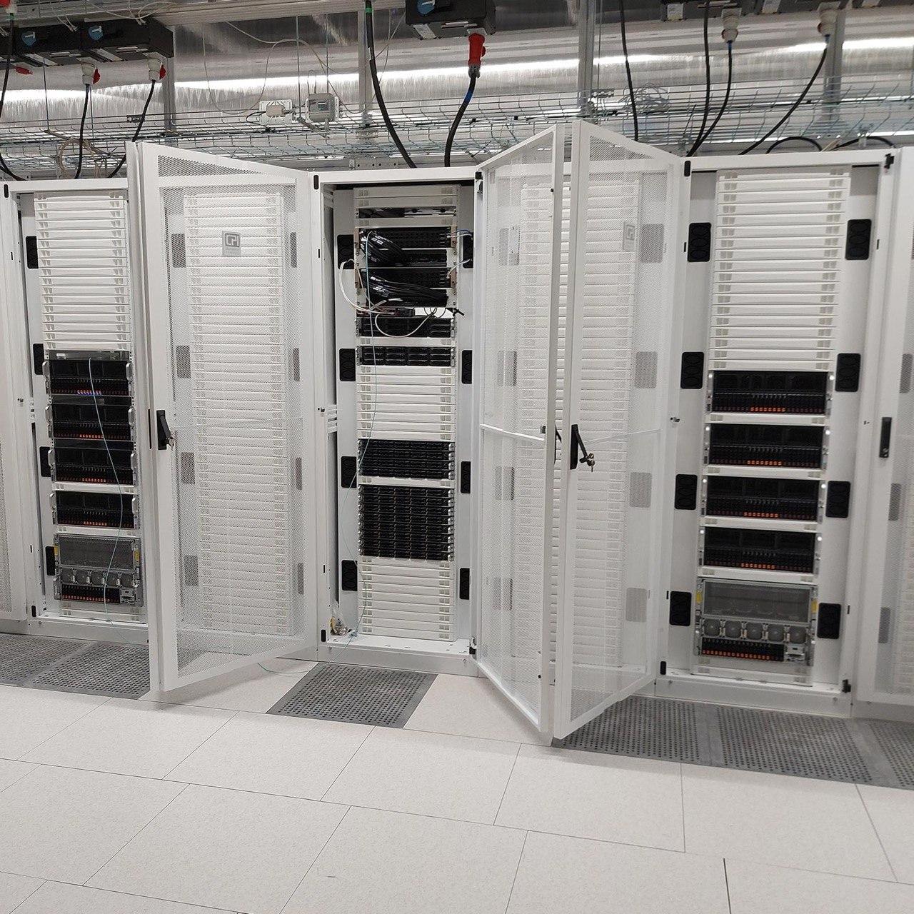 Baies de serveurs présentées dans le datacenter Mintera à Courbevoie